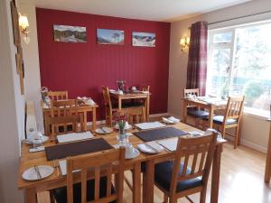 A restaurant or other place to eat at Cranford Guest House