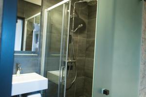 a bathroom with a shower and a sink at ´t Wapen van Marion in Oostvoorne