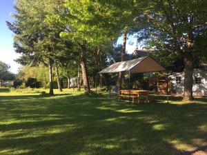 a picnic table and a tent in a park at Gîte Chais Catherine in Amboise