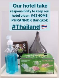 un cartello che dice che il nostro hotel si assume la responsabilità di mantenere il nostro hotel pulito e una farmacia di 43 Home a Bangkok Noi