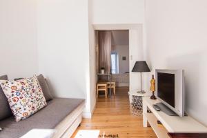 リスボンにあるNew Apartment Bairro Altoのリビングルーム(ソファ、テレビ付)