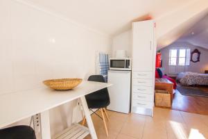 - une cuisine avec un comptoir et des chaises dans la chambre dans l'établissement Nice View Apartment Bairro Alto, à Lisbonne
