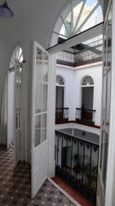 Habitación vacía con 2 puertas y balcón en Apartamento en el centro, en Sanlúcar de Barrameda