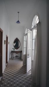 un pasillo con una puerta y una mesa en una habitación en Apartamento en el centro, en Sanlúcar de Barrameda