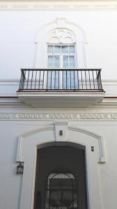 un edificio con balcón y puerta con puerta en Apartamento en el centro, en Sanlúcar de Barrameda