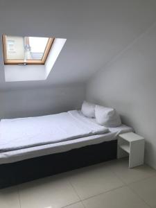 Säng eller sängar i ett rum på Wilcza Apartments