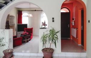 エゲルにあるBübáj Vendégházのアーチ道のあるリビングルーム、赤い家具付きのリビングルーム