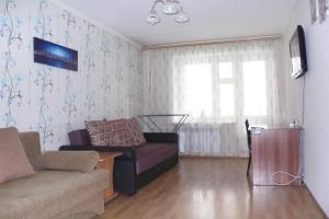 トムスクにあるУчебная 8 п 5のリビングルーム(ソファ、椅子付)
