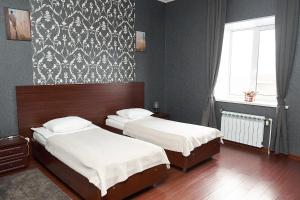 1 Schlafzimmer mit 2 Betten und einem Fenster in der Unterkunft Sun City Hotel in Solnetschnogorsk