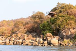 Senga的住宿－Safari Beach Lodge，河岸边的岩石群
