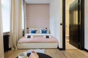 - une chambre avec un grand lit et des oreillers bleus dans l'établissement Luxury City Center Apartments close to National Theater, à Zagreb