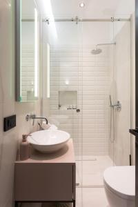 un baño con lavabo y ducha en Luxury City Center Apartments close to National Theater, en Zagreb