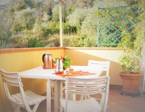 インペリアにあるCasa Airentiの窓際の白いテーブルと椅子