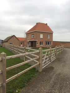 a wooden fence in front of a house at De Perenboom in Belsele