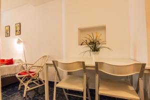 uma sala de jantar com mesa e cadeiras em Nice apartment in BAIRRO ALTO 6º em Lisboa