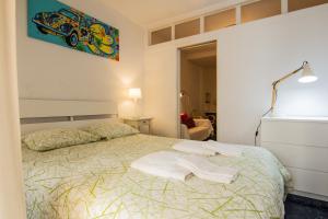 um quarto com uma cama e um quadro na parede em Nice apartment in BAIRRO ALTO 6º em Lisboa