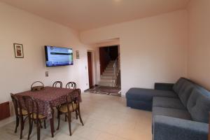 sala de estar con mesa y sofá en Velence Lake Apartman, en Gárdony