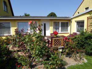 una casa con una mesa y sillas en el patio en Bungalow in Zweedorf mit Liegewiese, en Zweedorf