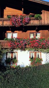 ein Gebäude mit Blumen auf der Seite in der Unterkunft Ferienwohnung Johanna in Reith im Alpbachtal