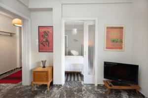 A television and/or entertainment centre at So Athens - Stylish 2 bedroom flat