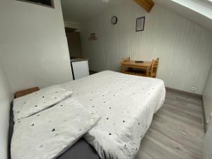een slaapkamer met een bed in een kamer met een tafel bij Une virée à Dunkerque entre ville et plage in Duinkerke
