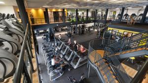 een uitzicht op een sportschool met mensen in stoelen bij Van der Valk Hotel 's-Hertogenbosch – Vught in Den Bosch
