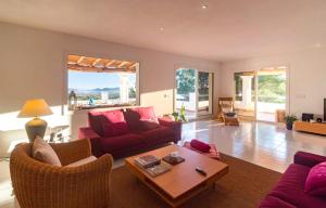 een woonkamer met rode meubels en een tafel bij Villa Casiopea in Ibiza-stad