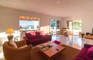 ein Wohnzimmer mit roten Möbeln und einem Tisch in der Unterkunft Villa Casiopea in Ibiza-Stadt