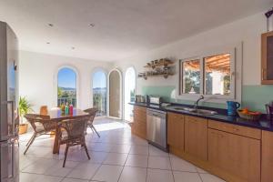 eine Küche mit Tisch und ein Esszimmer in der Unterkunft Villa Casiopea in Ibiza-Stadt