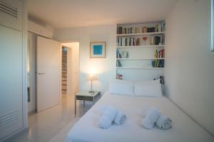 ein Schlafzimmer mit einem weißen Bett mit zwei Kissen in der Unterkunft Villa Casiopea in Ibiza-Stadt + 23 Fotos