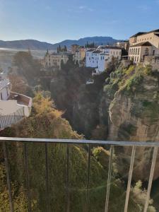 - une vue sur une ville située sur une montagne rocheuse dans l'établissement Apartamento Balcones del Tajo, à Ronda