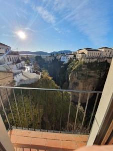 - un balcon offrant une vue sur une ville avec des maisons dans l'établissement Apartamento Balcones del Tajo, à Ronda