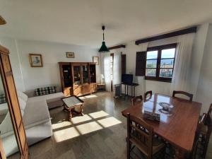 - un salon avec une table et un canapé dans l'établissement Apartamento Balcones del Tajo, à Ronda