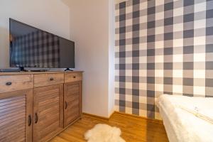 Televízia a/alebo spoločenská miestnosť v ubytovaní Apartamenty Lisowski CENTRUM Zborowskiego + 2 fotografie