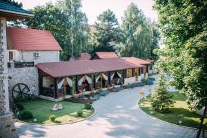 een uitzicht op een huis met een oprit bij Curtea Boierului Hotel in Peresecina