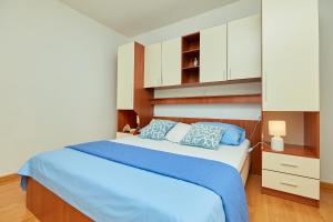 Postel nebo postele na pokoji v ubytování Apartments Zelic Tucepi