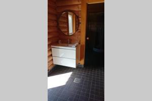 La salle de bains est pourvue d'un lavabo et d'un miroir. dans l'établissement Captain Alexandri Cottage by the Sea, à Kõiguste
