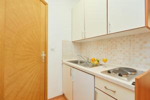 Kuchyň nebo kuchyňský kout v ubytování Apartments Zelic Tucepi