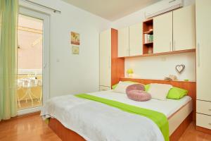 Postel nebo postele na pokoji v ubytování Apartments Zelic Tucepi