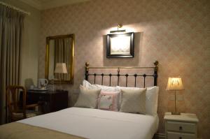 Voodi või voodid majutusasutuse The Listowel Arms Hotel toas