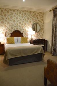 Voodi või voodid majutusasutuse The Listowel Arms Hotel toas