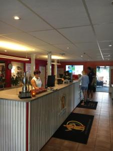 bar w restauracji z ludźmi stojącymi wokół niego w obiekcie Aktivitetsbyen Gamle Fredrikstad w mieście Fredrikstad