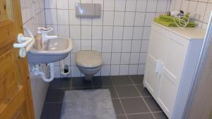 A bathroom at Ferienwohnung Auf Schäfers Spuren
