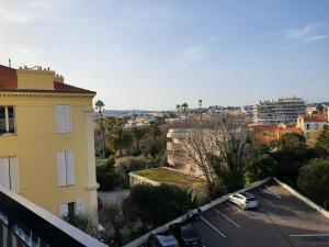 vista de uma cidade a partir de um edifício em Méditerranée 2, by Welcome to Cannes em Cannes