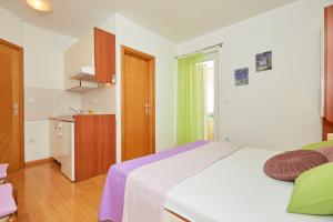 Postel nebo postele na pokoji v ubytování Apartments Zelic Tucepi