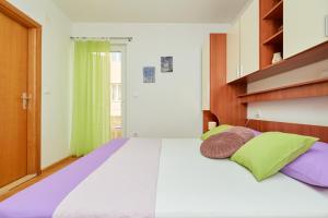 Postel nebo postele na pokoji v ubytování Apartments Zelic Tucepi
