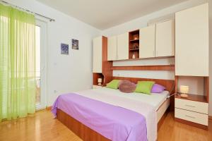 Postel nebo postele na pokoji v ubytování Apartments Zelic Tucepi