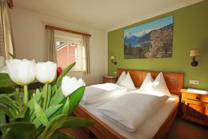 Postel nebo postele na pokoji v ubytování Gasthof Zacherlbräu + 76 fotografií