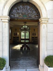 een open deur naar een kamer met een kroonluchter bij Casa Ariis in Clauiano