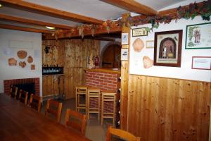 Lounge nebo bar v ubytování Sklep u Veselých